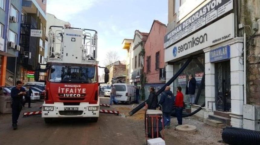 Reklam Panosuna Sıkışan Kedi 2 G&uuml;nd&uuml;r Kurtarılmayı Bekliyor