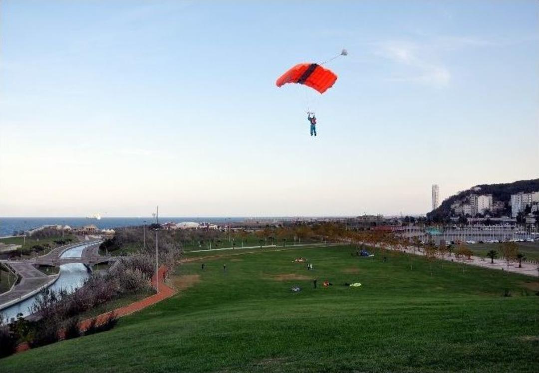 Bu Kez Amazon Kadını İ&ccedil;in Atladı