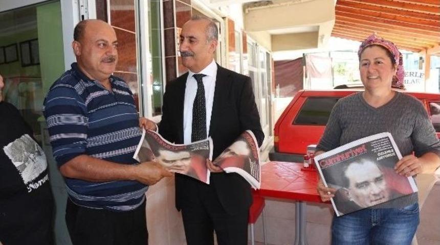 Başkan &Ccedil;ulhacı, Eşiyle Birlikte Vatandaşlara Cumhuriyet Gazetesi Dağıttı