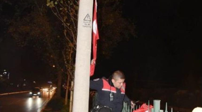 Polisten Ref&uuml;jde Bayrak Operasyonu