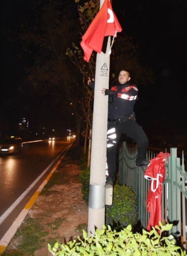 Polisten Refüjde Bayrak Operasyonu