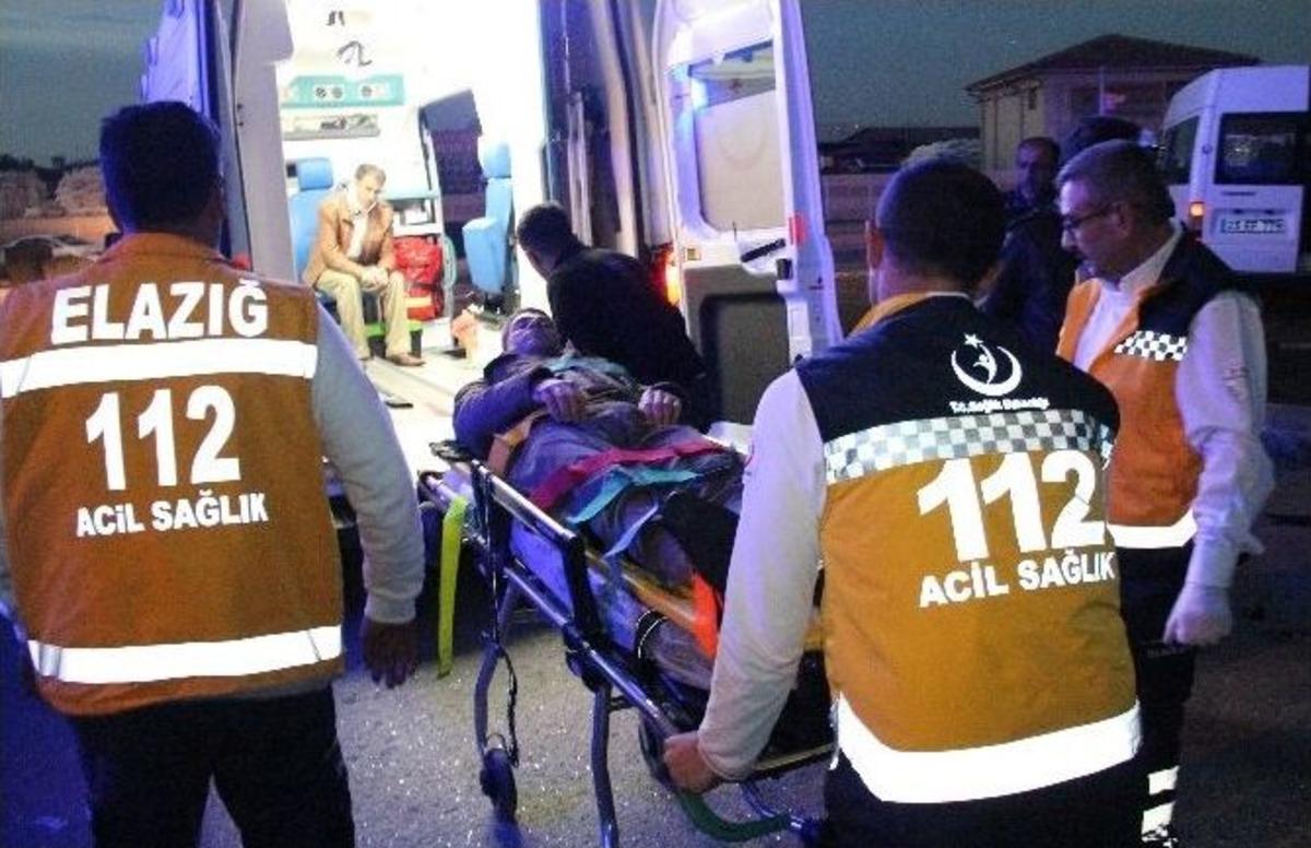 Elazığ&rsquo;da İş&ccedil;i Servisleri &Ccedil;arpıştı: 11 Yaralı