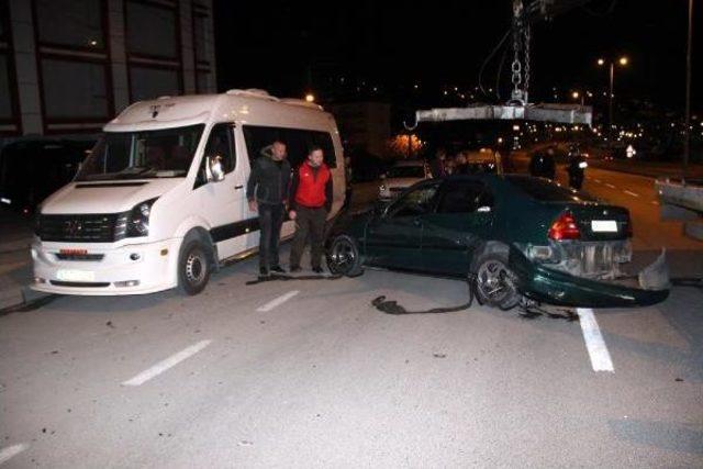 Park Halindeki 2 Araca Çarpan Alkollü Sürücü Yaralandı