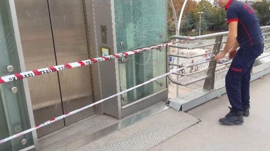 (&ouml;zel Haber) Asans&ouml;rde Mahsur Kalan Vatandaş İtfaiyenin Uzun Uğraşları Sonucu Kurtarıldı