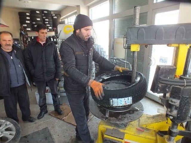 Kışın Gelişi Oto Lastikçilerin Yüzünü Güldürdü