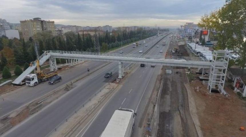D-100 Karayolu&rsquo;nda Rahat Trafik İ&ccedil;in &Uuml;st Ge&ccedil;it Ve Yan Yollar Yapılıyor