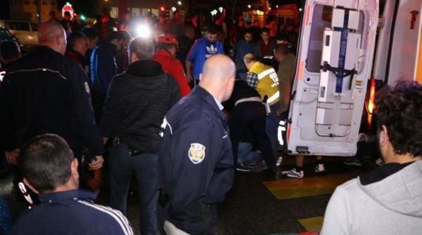 Kavşakta Kırmızı Işık Ihlali Kazası: 2 &Ouml;l&uuml;, 8 Yaralı