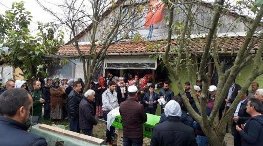 Eşinin Yaktığı Kadın D&uuml;zce'de Toprağa Verildi