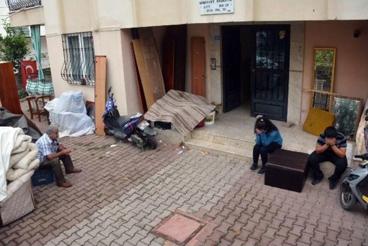Kirayı &Ouml;deyemeyip Evden Atılan 6 &Ccedil;ocuk Babasının Sokakta Eşya N&ouml;beti