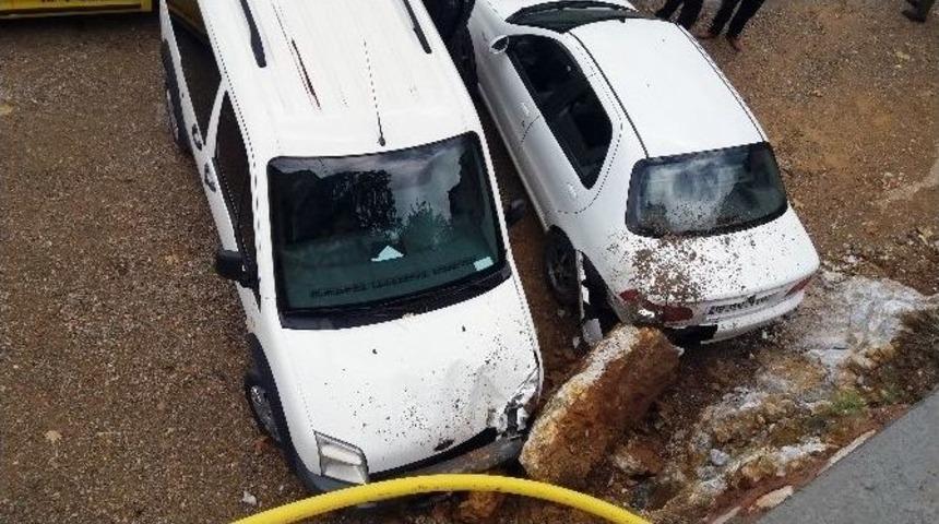 Bursa&rsquo;da İstinat Duvarı &Ccedil;&ouml;kt&uuml;, 2 Ara&ccedil; Zarar G&ouml;rd&uuml;