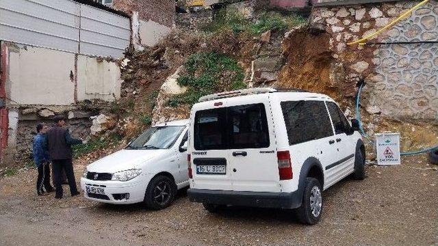 Bursa’da İstinat Duvarı Çöktü, 2 Araç Zarar Gördü