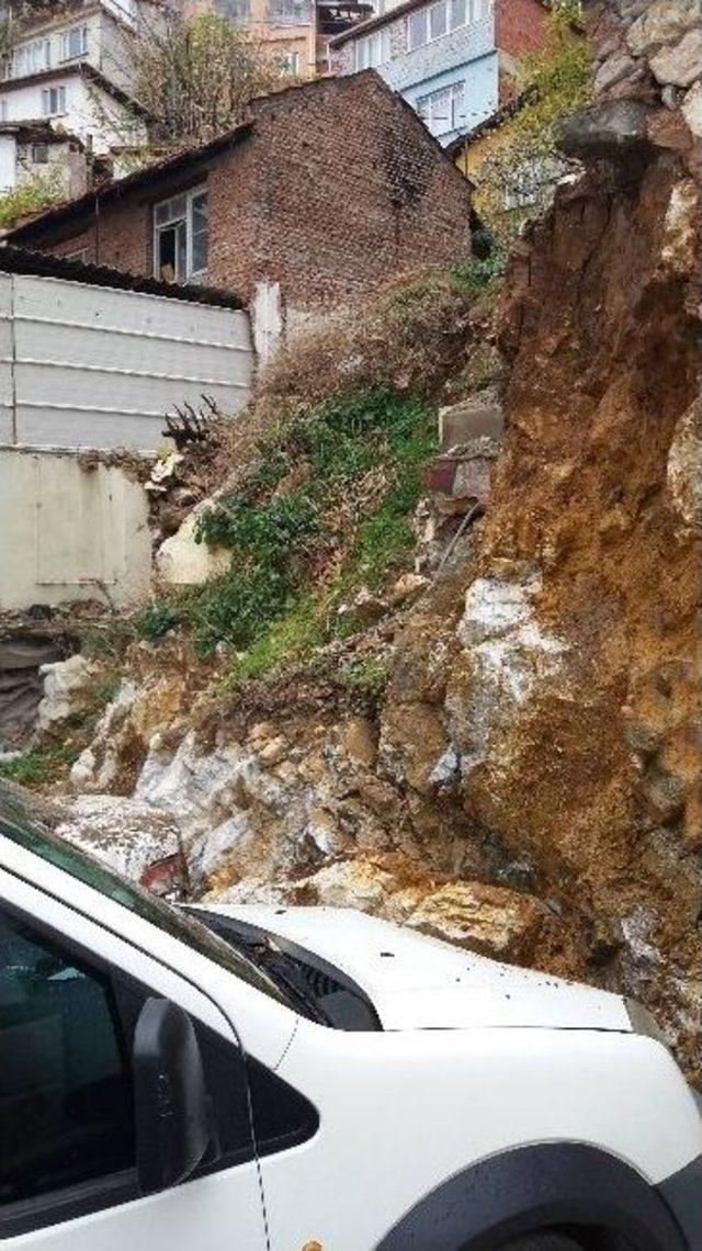 Bursa’da İstinat Duvarı Çöktü, 2 Araç Zarar Gördü