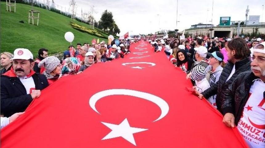 15 Temmuz Gazileri Ve Şehit Aileleri, Maratonda 93 Metrelik Bayrakla Y&uuml;r&uuml;d&uuml;