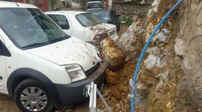 Bursa'da Istinat Duvarı 2 Aracın &Uuml;zerine Yıkıldı
