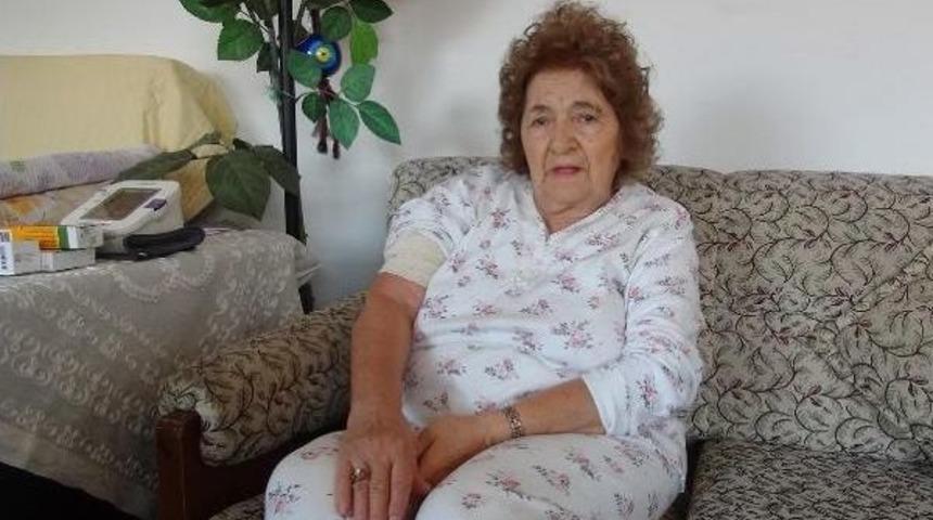 Ressam Meral Otan'ın &Ccedil;antası Evinin &Ouml;n&uuml;nde Gasp Edildi