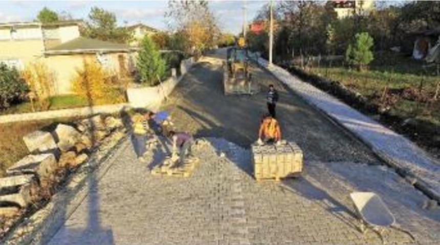 Başiskele Belediyesi Yol Yapım &Ccedil;alışmalarına Devam Ediyor
