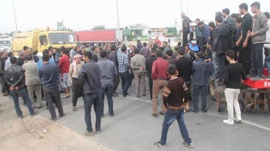 Asfalt Yapılmamasını Protesto I&ccedil;in Trakt&ouml;rlerle Yol Kapattılar