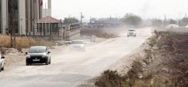 Asfalt Yapılmamasını Protesto Için Traktörlerle Yol Kapattılar