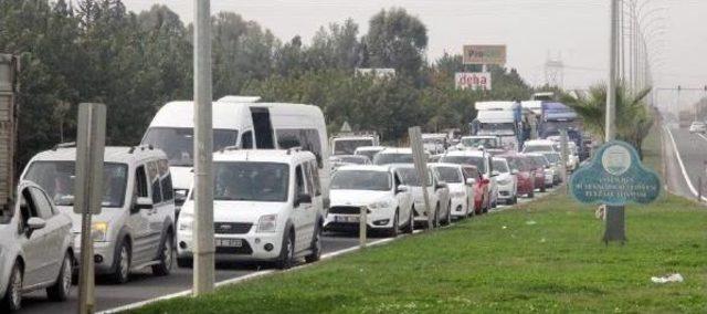 Asfalt Yapılmamasını Protesto Için Traktörlerle Yol Kapattılar