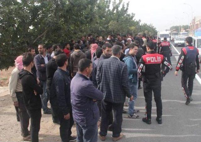 Asfalt Yapılmamasını Protesto Için Traktörlerle Yol Kapattılar