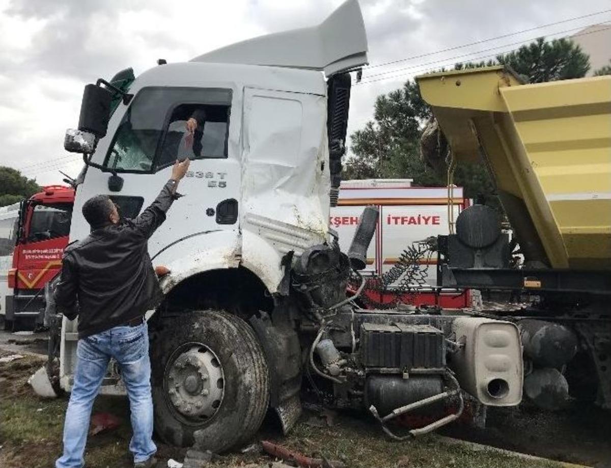 Tır, Otob&uuml;se &Ccedil;arptı: 2&rsquo;si Ağır 28 Yaralı