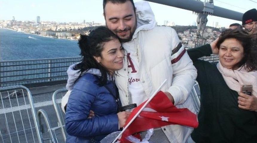 Şehitler K&ouml;pr&uuml;s&uuml;&rsquo;nde S&uuml;rpriz Evlilik Teklifi