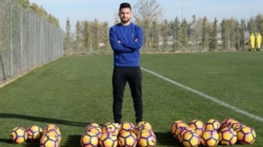 &Ouml;mer Ali Şahiner Konyaspor&rsquo;da 100. Ma&ccedil;ına &Ccedil;ıktı