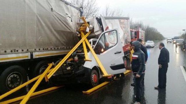 Kamyonet Tır'a Çarptı: 1 Ölü, 2 Yaralı