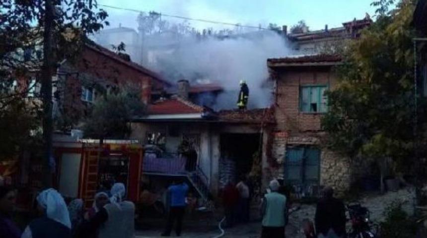Oduluktan &Ccedil;ıkan Yagın Evi K&uuml;l Etti
