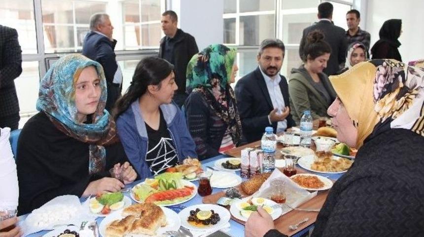 Milletvekilleri Yurt &Ouml;ğrencileriyle Bir Araya Geldi