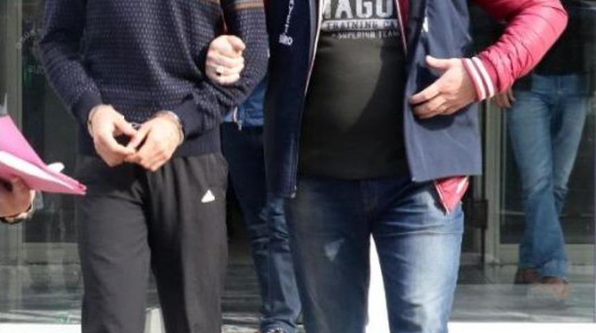 Arkadaşını 3 Yerinden Bı&ccedil;akladı