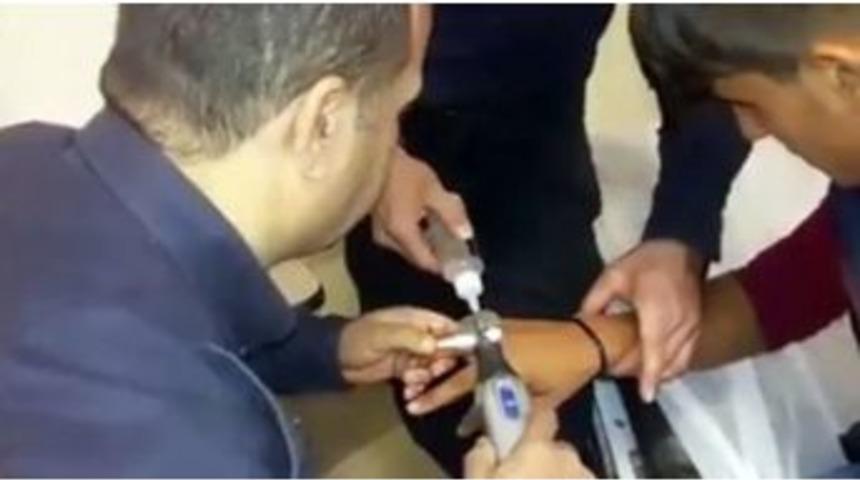 Parmağına Sıkışan Y&uuml;z&uuml;k İtfaiye Tarafından &Ccedil;ıkartıldı