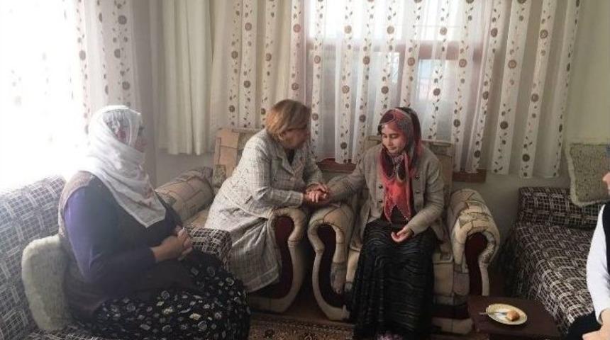 Vali Kam&ccedil;ı&rsquo;nın Eşinden Şehit Polis İsmail Mavitaş&rsquo;ın Ailesine Ziyaret