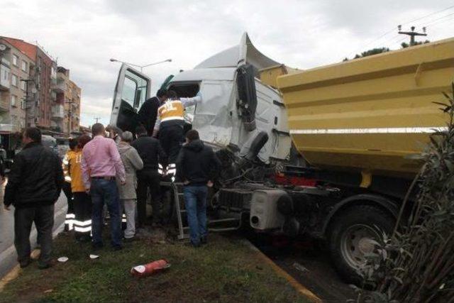 Şerit Ihlali Yapan Tır, Tur Midibüsüne Çarptı: 21 Yaralı