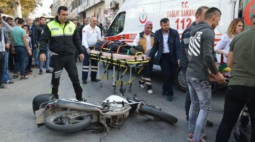 Motosiklet Yayaya &Ccedil;arptı: 3 Yaralı
