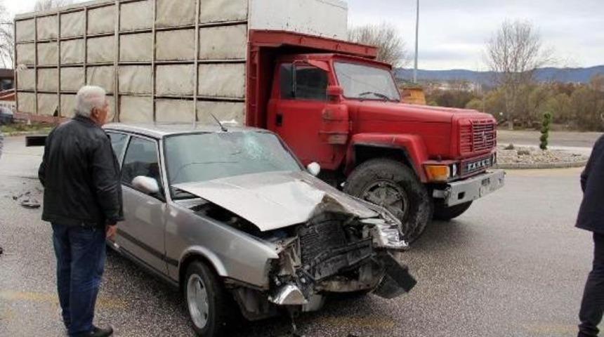 Kamyona &Ccedil;arpan Otomobilin S&uuml;r&uuml;c&uuml;s&uuml; Yaralandı