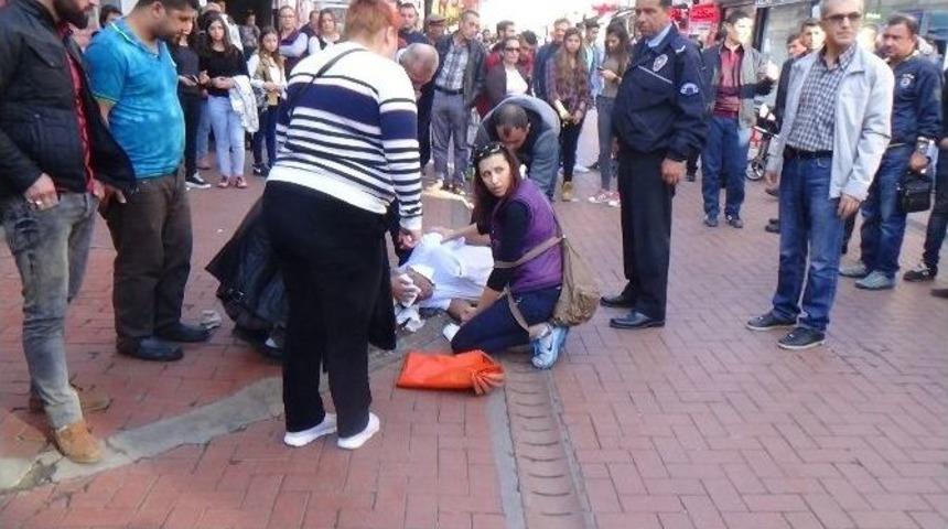 Kaldırımda Y&uuml;r&uuml;rken Fenalaşıp Yere D&uuml;şen Şahıs Yaralandı