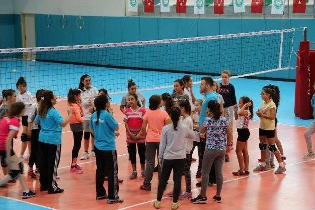 Voleybol Seçmeleri Büyük İlgi Gördü