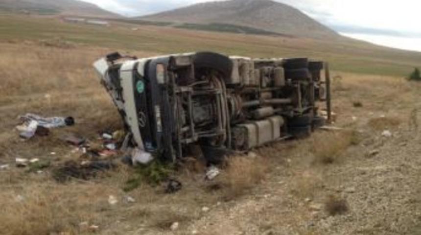 Kamyon Devrildi: S&uuml;r&uuml;c&uuml; Ve Annesi &Ouml;ld&uuml;, Eşi Ve 2 &Ccedil;ocuğu Yaralandı