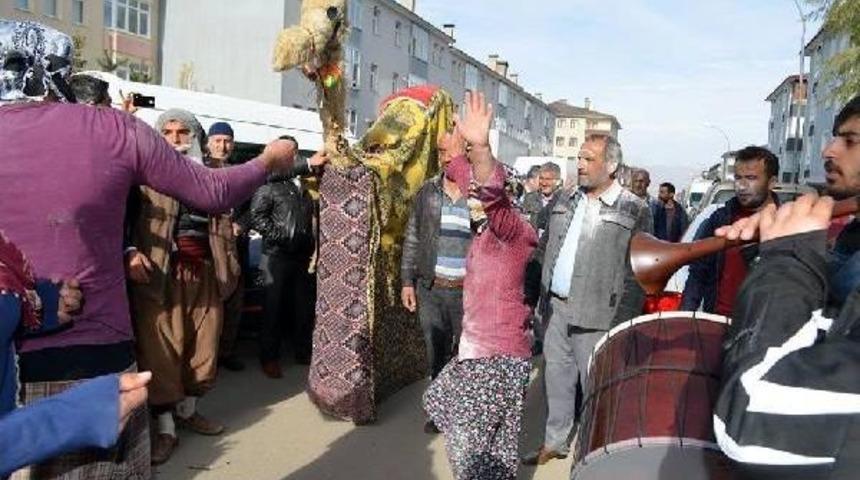 Gelini Deve Oynatarak Evden &Ccedil;ıkardılar