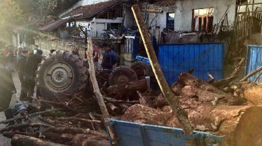 Odun Y&uuml;kl&uuml; Trakt&ouml;r Devrildi 4 Yaralı