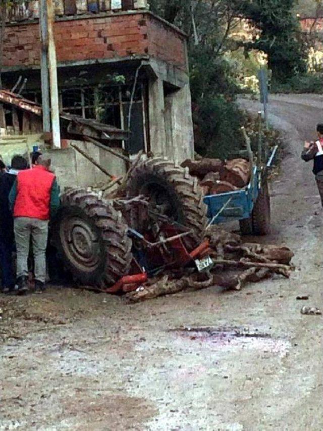 Odun Y&uuml;kl&uuml; Trakt&ouml;r Devrildi 4 Yaralı 1