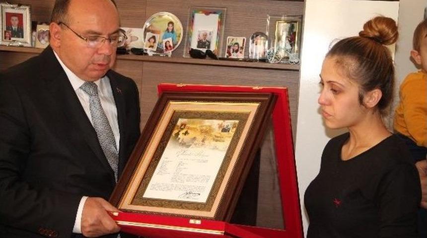Vali &Ccedil;i&ccedil;ek, &Ouml;zekin Ailesine &lsquo;şehitlik&rsquo; Belgesini Teslim Etti
