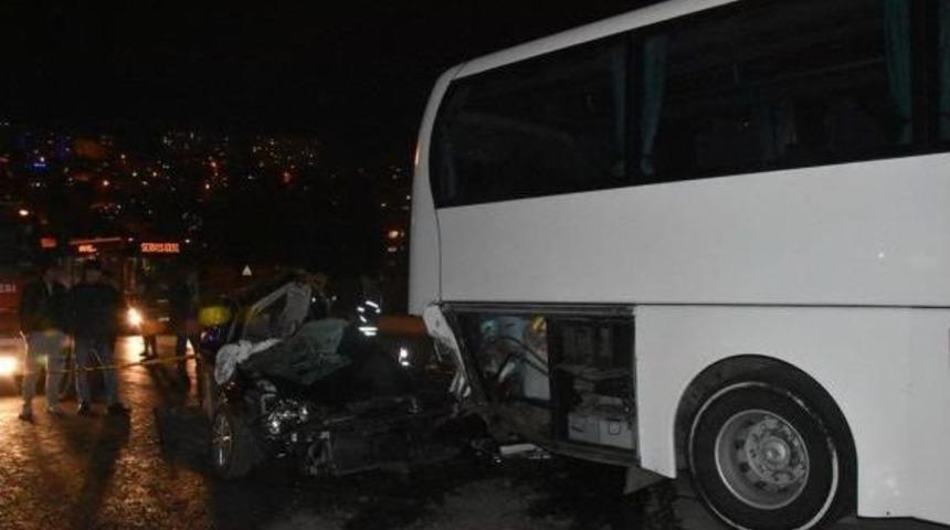 Arıza Yapan Otob&uuml;se Arkadan &Ccedil;arpan Otomobilin S&uuml;r&uuml;c&uuml;s&uuml; &Ouml;ld&uuml;