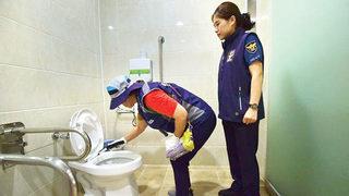 Güvenliği artırdılar! Tuvaletlerde bile gizli kamera arıyorlar