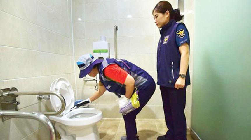 Güvenliği artırdılar! Tuvaletlerde bile gizli kamera arıyorlar