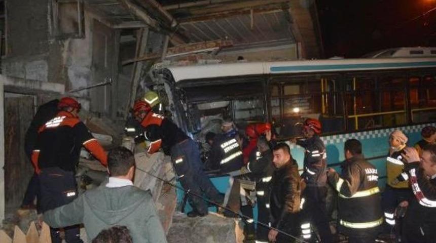 Halk Otob&uuml;s&uuml;n&uuml;n &Ccedil;arptığı Evin Bir B&ouml;l&uuml;m&uuml; Yıkıldı: 6 Yaralı