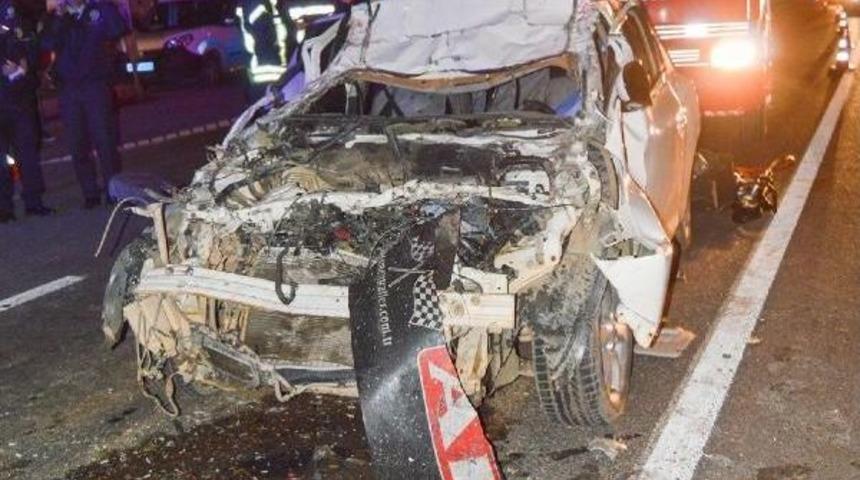 Kırmızı Işıkta Bekleyen Tır'a Otomobil &Ccedil;arptı: 1 &Ouml;l&uuml;