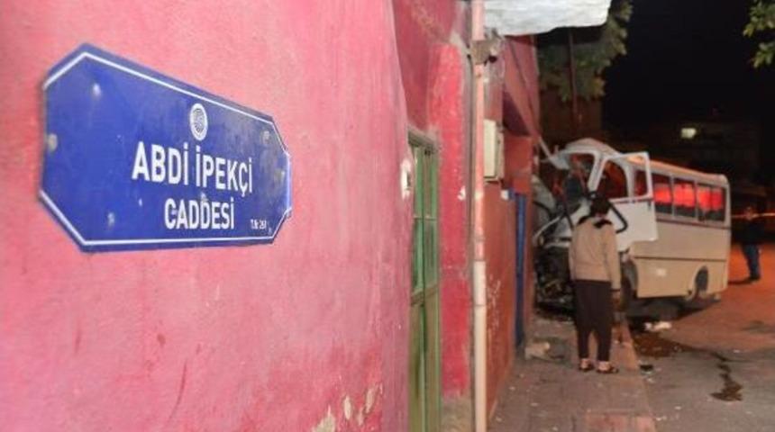 İş&ccedil;i Servisi, Yol Kenarındaki Eve &Ccedil;arptı: 3 &Ouml;l&uuml;, 8 Yaralı