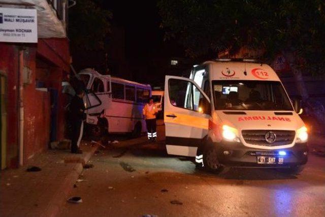 İşçi Servisi, Yol Kenarındaki Eve Çarptı: 3 Ölü, 8 Yaralı